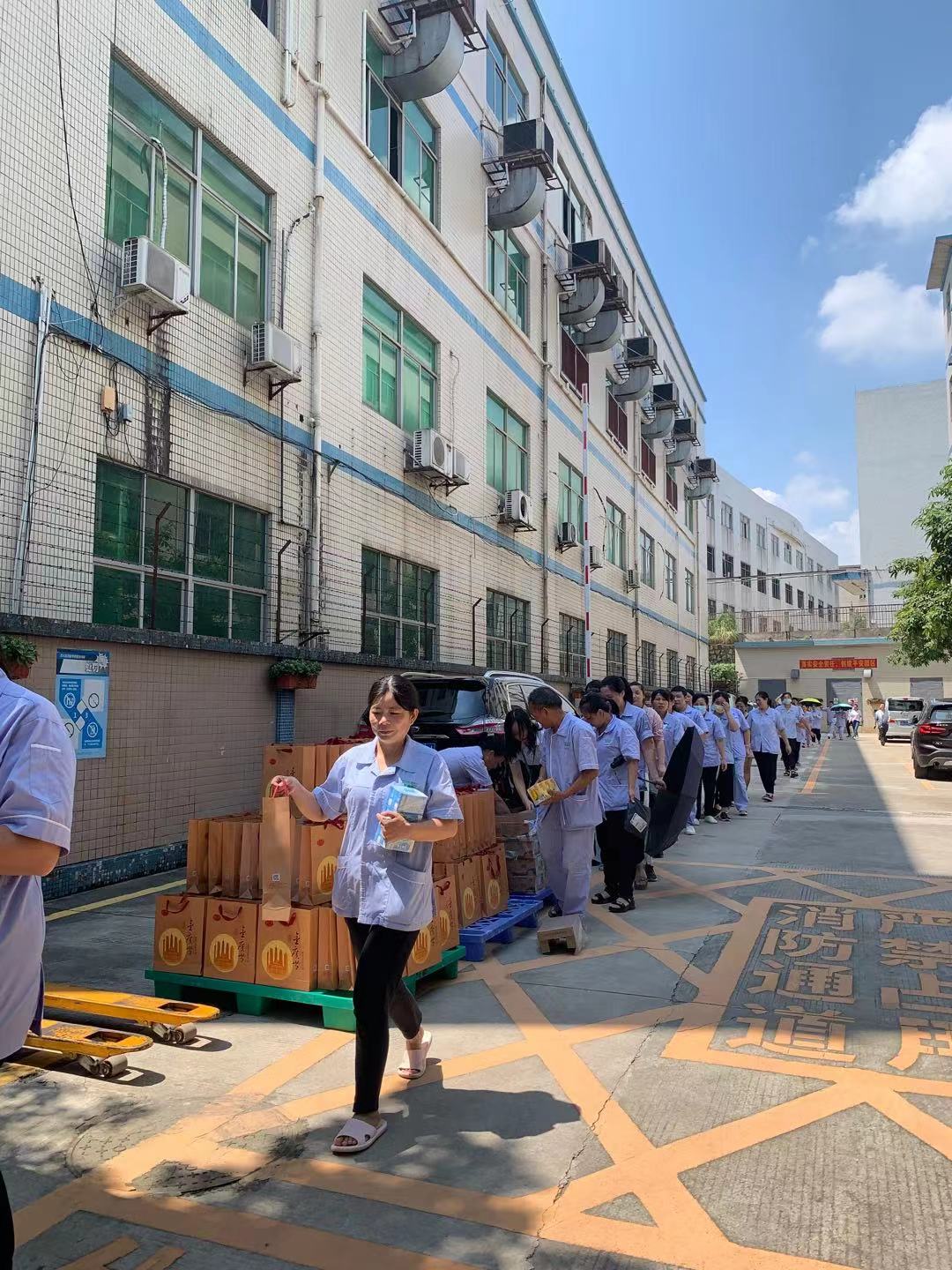 雅香麗化妝用品（深圳）有限公司預(yù)祝大家度過一個平安祥和,、喜慶歡樂的中秋假期,！
