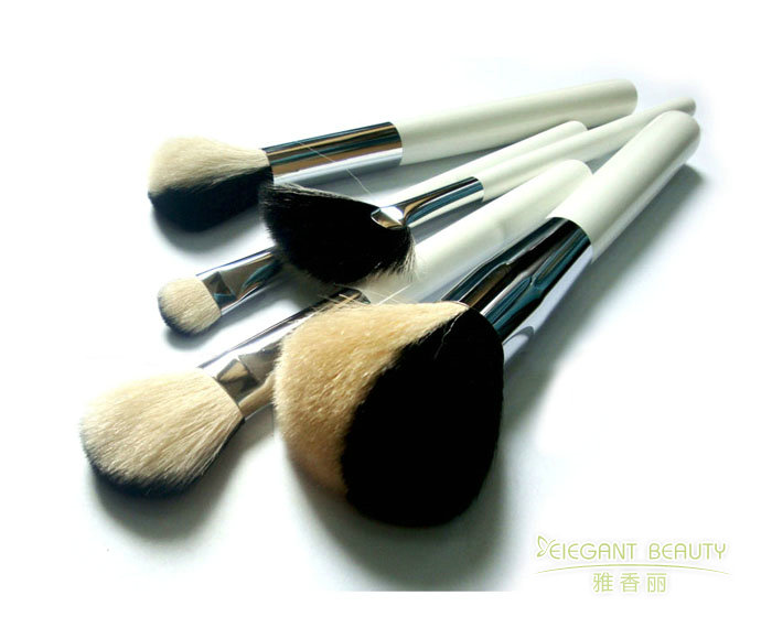 化妝刷的毛質(zhì)有哪些種類,？各有什么優(yōu)缺點,？