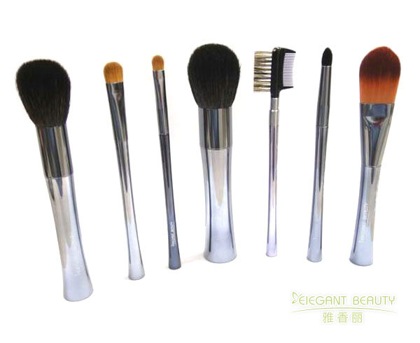 成套化妝刷中的每把刷子都有何特定用途,？